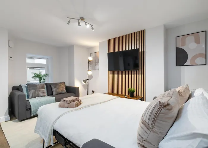 Luxury Lower-Level One Bed Apt