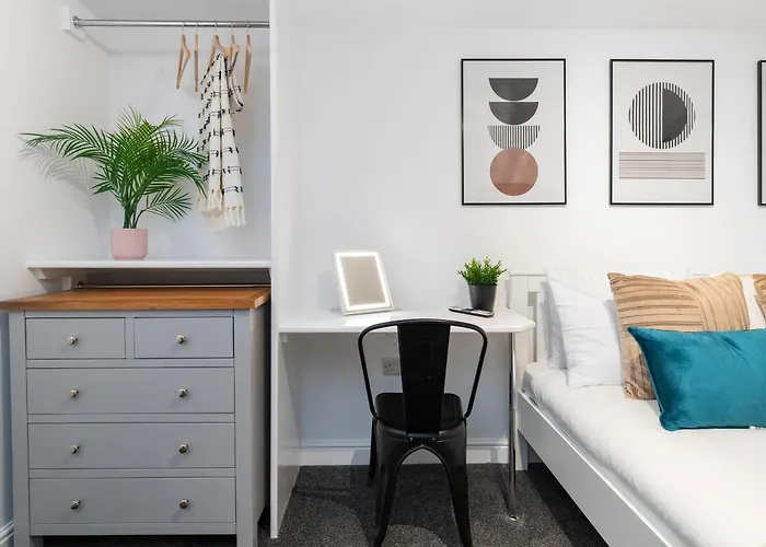 Luxury Lower-Level One Bed Apt