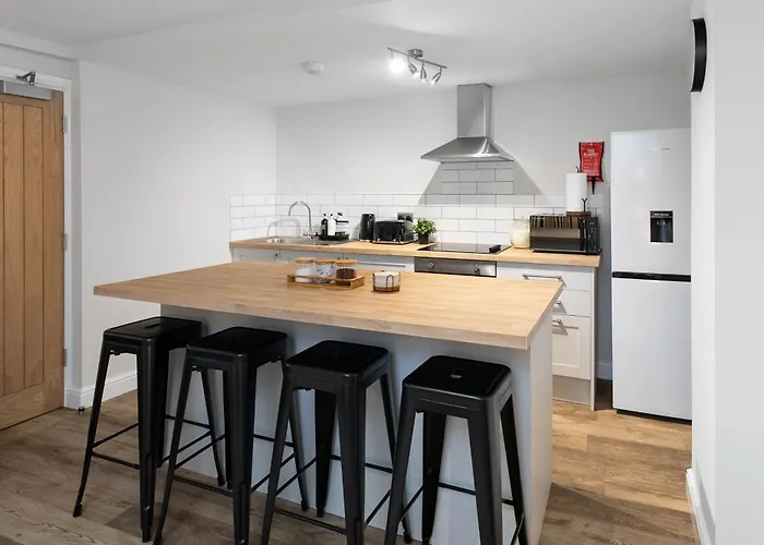 Luxury Lower-Level One Bed Apt
