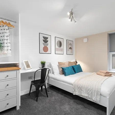 Luxury Lower-Level One Bed Apt Leeds  Exterior photo