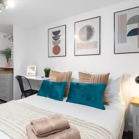 Luxury Lower-Level One Bed Apt Leeds  Exterior photo