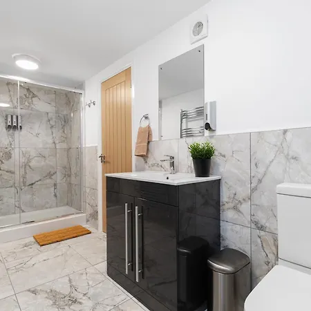 Luxury Lower-Level One Bed Apt Leeds  Exterior photo
